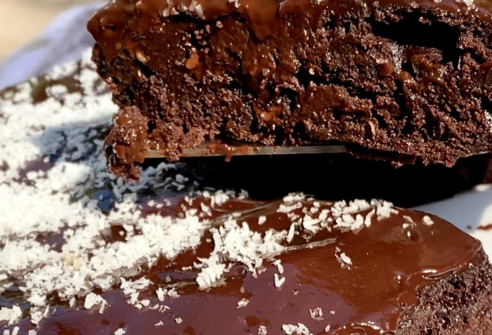 עוגת שוקולד טבעונית (צילום:  קורל חוטה)