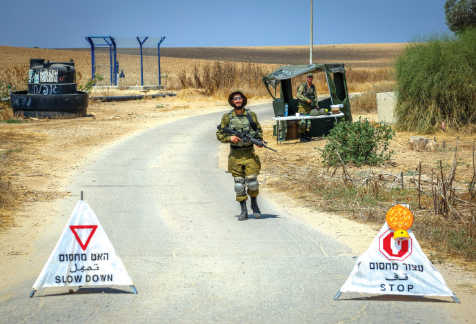 מחסום צבאי סמוך לרצועה (צילום:  רויטרס)