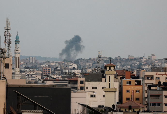 תקיפה בעזה (צילום:  REUTERS/Ibraheem Abu Mustafa)