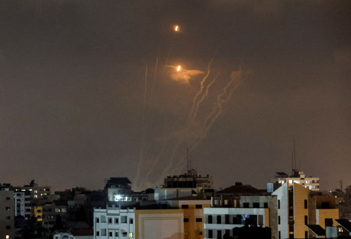 שיגור רקטות מעזה (צילום:   REUTERS/Ibraheem Abu Mustafa)