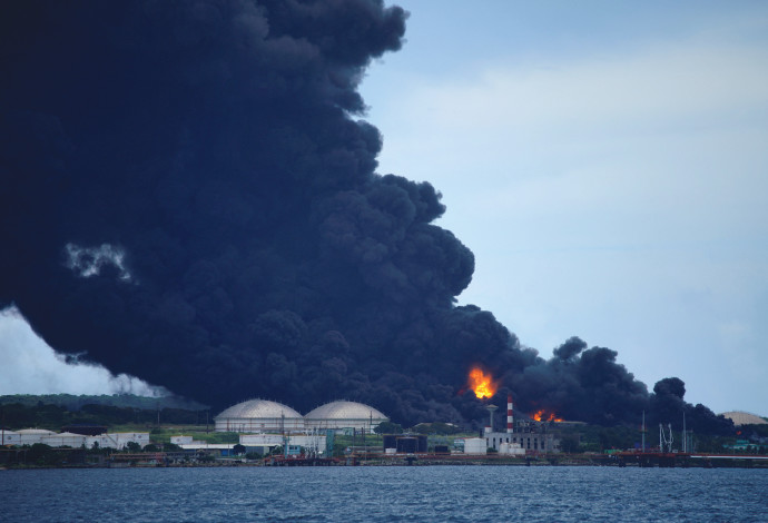 שריפת ענק פרצה במפעל נפט כתוצאה מפגיעת ברק (צילום:  רויטרס)