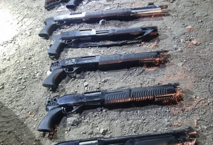 הנשקים שנמצאו, מסוג שוטגאן (צילום:  דוברות המשטרה)