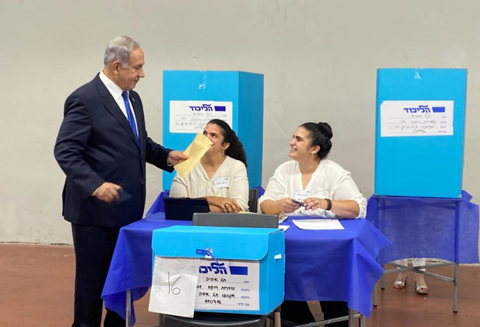 בנימין נתניהו מצביע בפריימריז לליכוד (צילום:  אבשלום ששוני)
