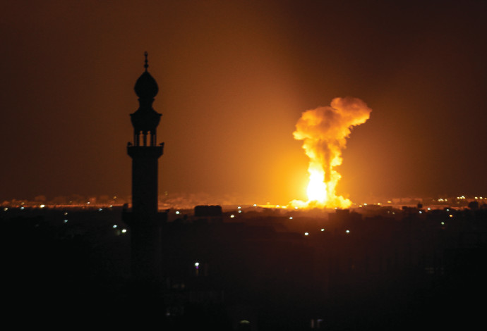 הפצצה ישראלית בחאן יונס (צילום:  עבד רחים חטיב, פלאש 90)