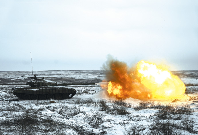 טנק רוסי יורה אש  (צילום:  רויטרס)