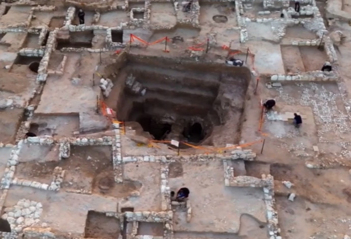  בית האחוזה המפואר ביותר הידוע נמצא בחפירות (צילום:  מתוך יוטיוב)