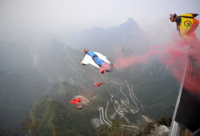 מתמודדים בתחרות חליפות תעופה קופצים ממטוס - שנת 2014 (צילום:  רויטרס)