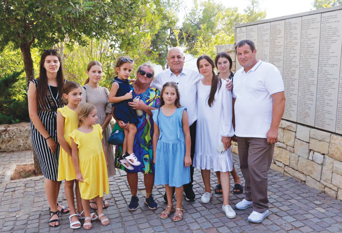 משפחת אודרצ'וק עם מארחיה הישראלים, משפחת שמייגר מבאר שבע (צילום:  יוסי זמיר)