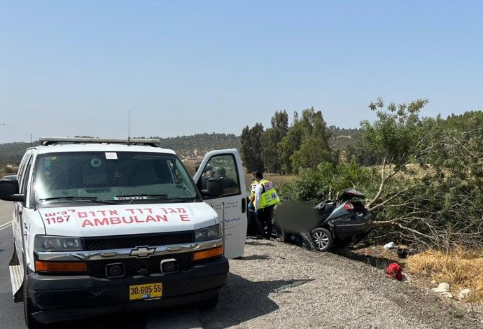 זירת התאונה בו נהרג נהג כבן 50 בסמוך לחברון (צילום:  תיעוד מבצעי מד"א)