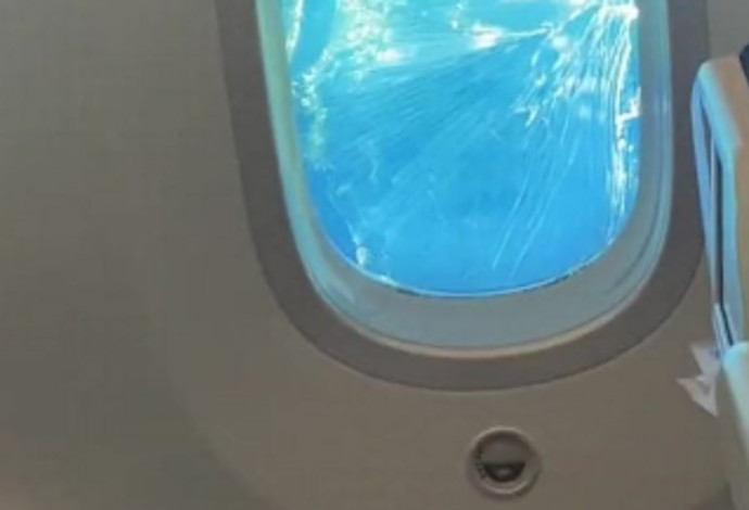 רגע מבעית, החלון התנפץ במהלך הטיסה (צילום:  מתוך טיקטוק)