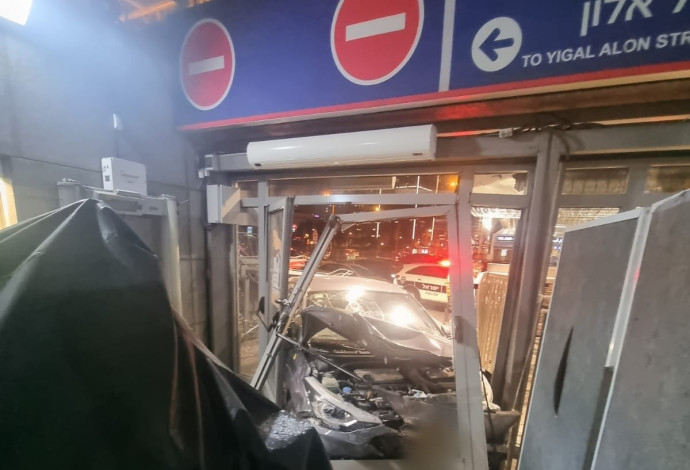 הרכב שהתנגש בוויטרינת התחנה (צילום:  דוברות המשטרה)