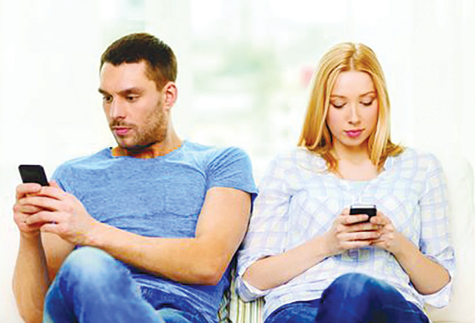 גבר ואישה מתעסקים בטלפונים הניידים (צילום:  אינגאימג')