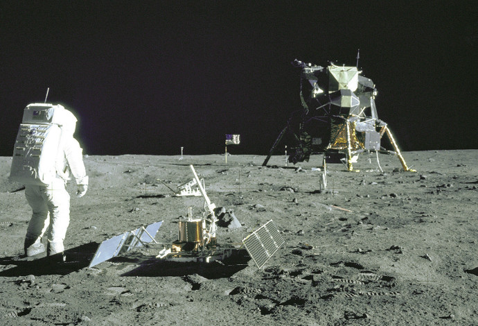 אנשי אפולו 11 על הירח (צילום:  רויטרס)