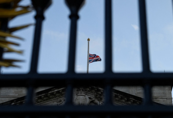 דגל בריטניה ירד לחצי התורן בעקבות מותה של המלכה אליזבת' השנייה (צילום:  רויטרס)
