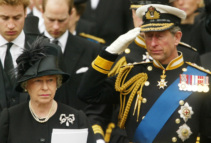 המלכה אליזבת' השנייה ובנה צ'ארלס (צילום:  רויטרס)