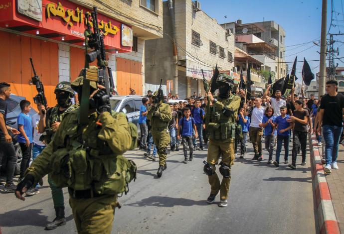 חמושים פלסטינים סמוך לג'נין (צילום:  נאסר אישתיה, פלאש 90)