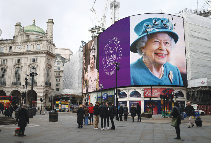 שלט המלכה בפיקדילי סקוור לונדון (צילום:  רויטרס)
