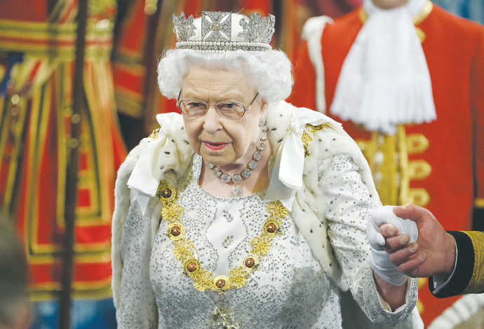 המלכה אליזבת בפרלמנט (צילום:  רויטרס)