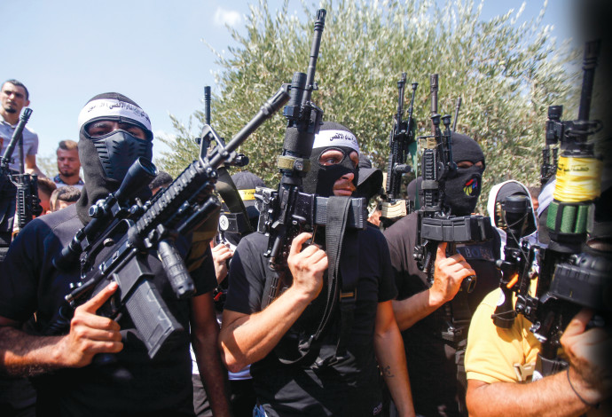 חמושים פלסטינים ליד ג'נין (צילום:  נאסר אישתיה, פלאש 90)