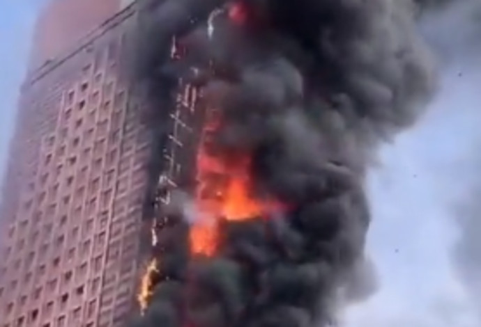 השריפה בבניין המשרדים בעיר צ'אנגשה שבסין (צילום:  צילום מסך רשתות חברתיות לפי חוק 27א לזכויות יוצרים)