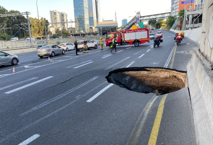 בולען בדרך השלום (צילום:  נתיבי איילון )