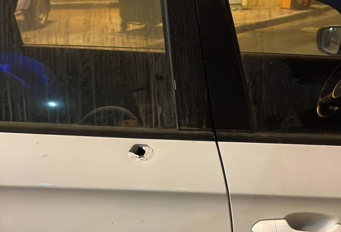ירי לעבר רכב ישראלי בחואורה (צילום:  דוברות מועצת שומרון)