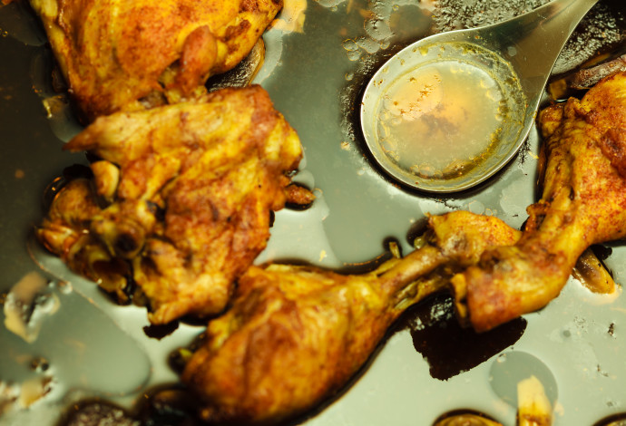 סכנת נפשות - הסכנות הכרוכות בבישול עוף בסירופ (צילום:  אינג'אימג')