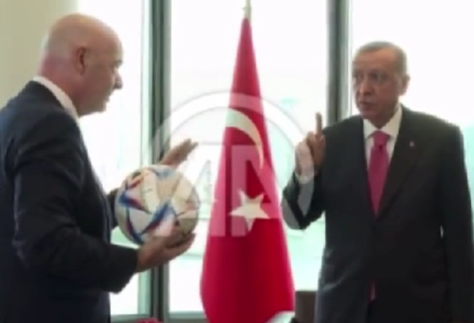 כך הגיב ארדואן לאחר שקיבל כדור במתנה מנשיא פיפ"א (צילום:  צילום מתוך טוויטר)