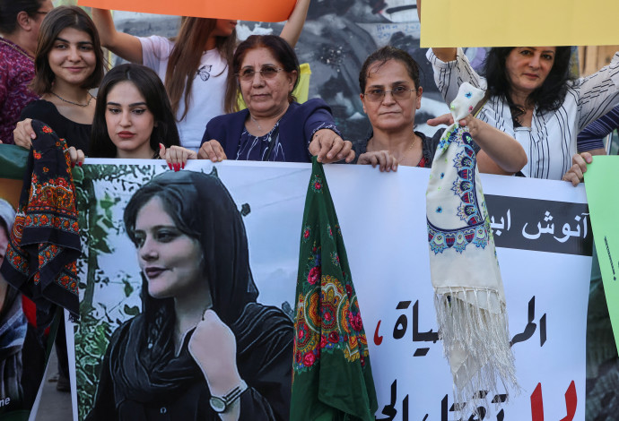הפגנות על הרג הצעירה מהסא אמיני באיראן (צילום:  רויטרס)