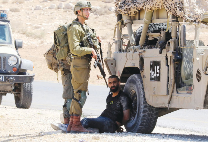 חייל צה"ל וחשוד עצור (צילום:  וויסאם השלמון, פלאש 90)