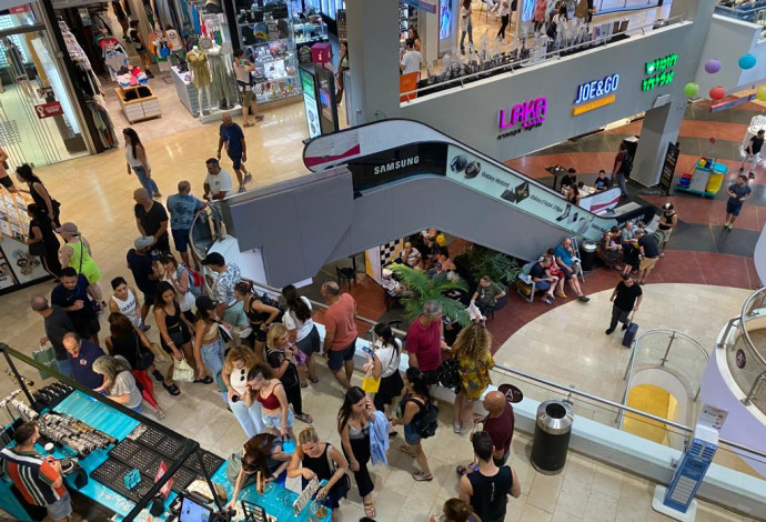 קניות לקראת החג בדיזנגוף סנטר (צילום:  אבשלום ששוני)