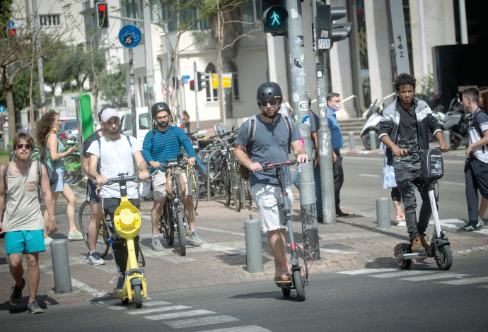 קורקינט חשמלי ברחבי תל אביב (למצולמים אין קשר לכתבה) (צילום:  מרים אלסטר, פלאש 90)