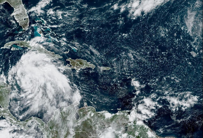 הסופה איאן כפי שנצפתה סמוך לקובה (צילום:  רויטרס)