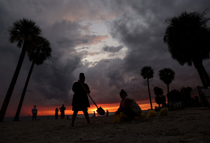 תושבי פלורידה בהכנות אחרונות לקראת הוריקן "איאן" (צילום:  רויטרס)