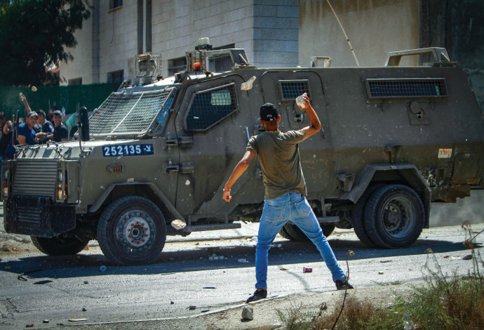 פלסטינים מתעמתים עם כוח צה''ל בג'נין (צילום:  נאסר אישתיה, פלאש 90)
