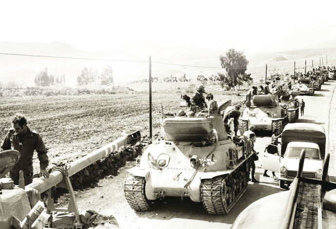 שיירת טנקים במלחמת יום כיפור (צילום:  דוד רובינגר, לע"מ)