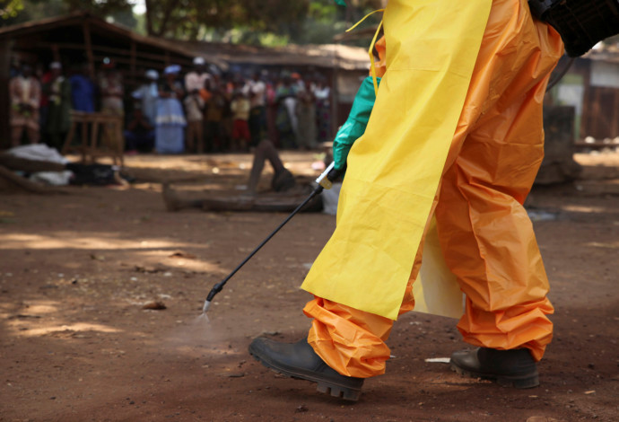 חיטוי מפני וירוס האבולה  (צילום:  REUTERS/Misha Hussain/File Photo)