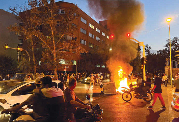המחאה נגד המשטר באיראן (צילום:  רויטרס)