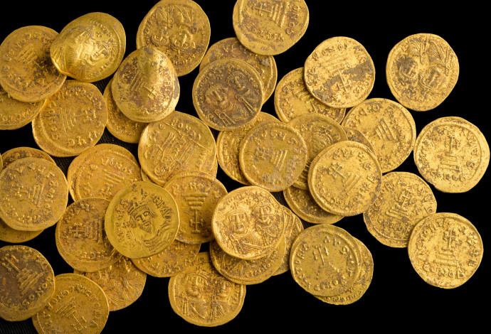 מטבעות הזהב (צילום:  דפנה גזית, רשות העתיקות)