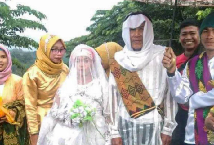 אנחנו לא בטוחים שהיא נראית מרוצה, עבדאללה לצד בעלה הטרי בן ה-78 (צילום:  מתוך פייסבוק)