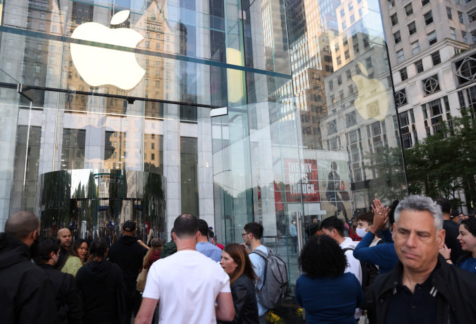 אנשים ממתינים לרכישת האייפון 14 בחנות של אפל בניו יורק (צילום:   REUTERS/Andrew Kelly)