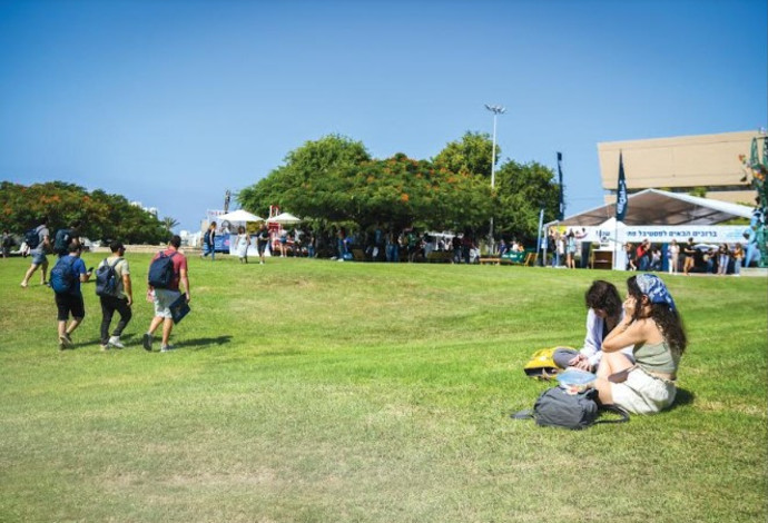 סטודנטים באוניברסיטת תל אביב, למצולמים אין קשר לנאמר בכתבה (צילום:  פלאש 90)