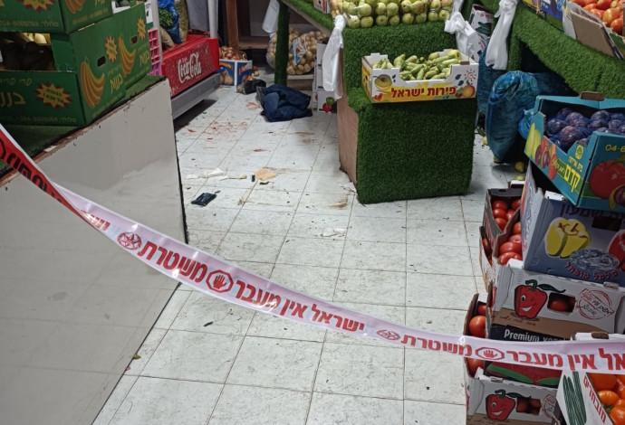 זירת הירי בג'סר א זרקא, חנות הירקות בבעלות הקטין (צילום:  דוברות המשטרה)