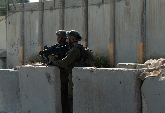 חיילים בזירת הפיגוע ליד שבי שומרון (צילום:  דובר צה"ל)