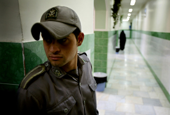 סוהר בכלא איוון בטהרן (צילום:  רויטרס)