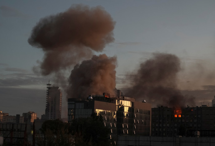 מתקפה על קייב (צילום:  REUTERS/Gleb Garanich)