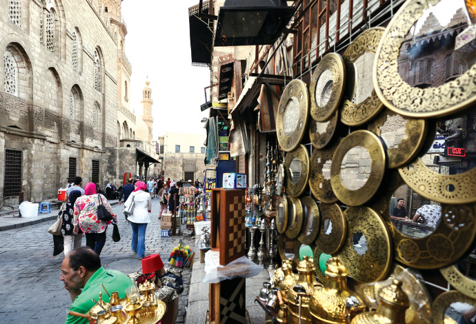 מוכר ממתין ללקוחות ברחוב בקהיר  (צילום:  רויטרס)
