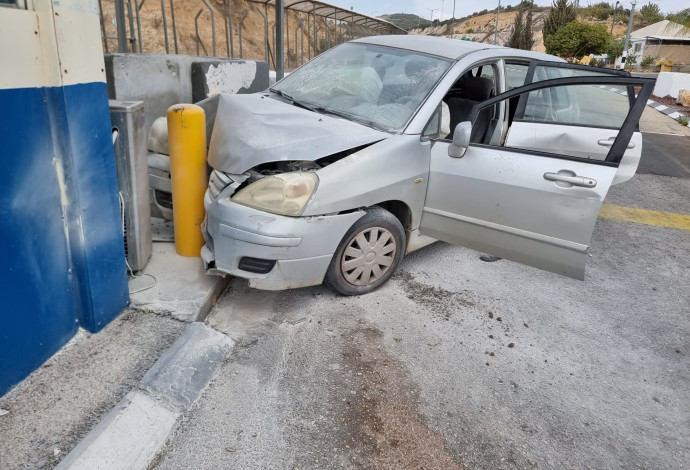 הרכב הפלסטיני שהתנגש במעבר ריחן (צילום:  רשות המעברים במשרד הביטחון)
