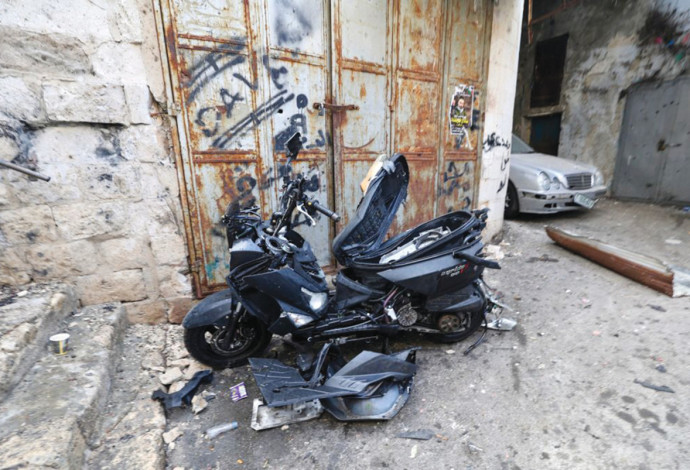 האופנוע לאחר חיסול המחבל (צילום:  JAAFAR ASHTIYEH via Getty Images)
