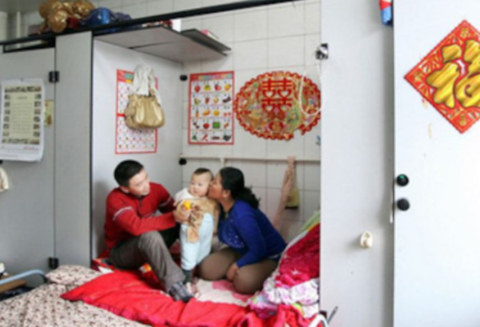 המשפחה שגרה בשירותים ציבוריים בעיר הגדולה של סין (צילום:  מתוך פייסבוק)